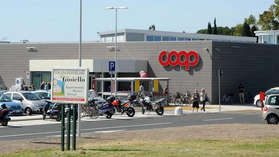 Il centro commerciale Coop di Venturina Terme: i ladri sono entrati nell’area del magazzino (foto PaBar)