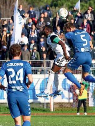 
	Uno scontro aereo durante il derby

