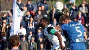 Uno scontro aereo durante il derby