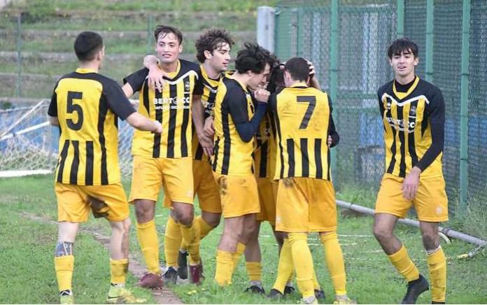 
	I giocatori del Piombino esultano nel corso dell&rsquo;ultima sfida disputata allo stadio Magona (foto di Paolo Barlettani)

