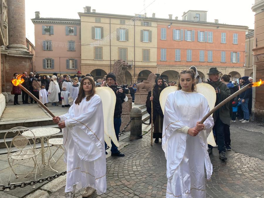 Centro affollato tra bancarelle e il presepe vivente itinerante
