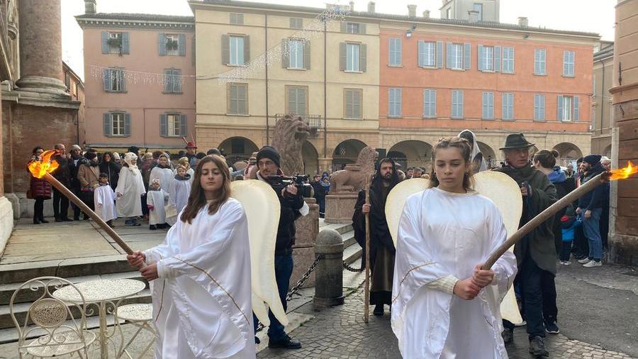 Centro affollato tra bancarelle e il presepe vivente itinerante
