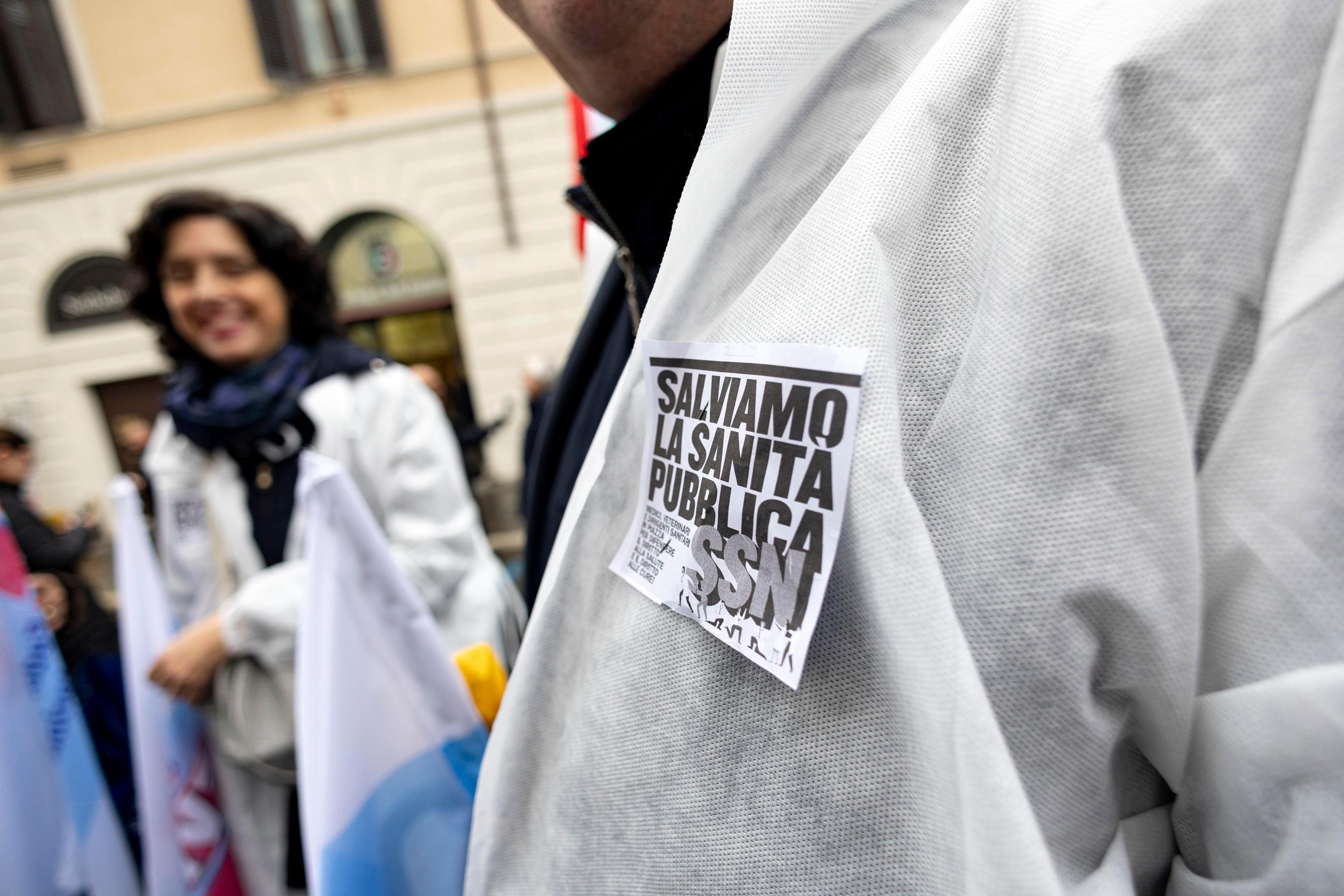 La protesta dei medici, voci di donne sul disastro sanità 