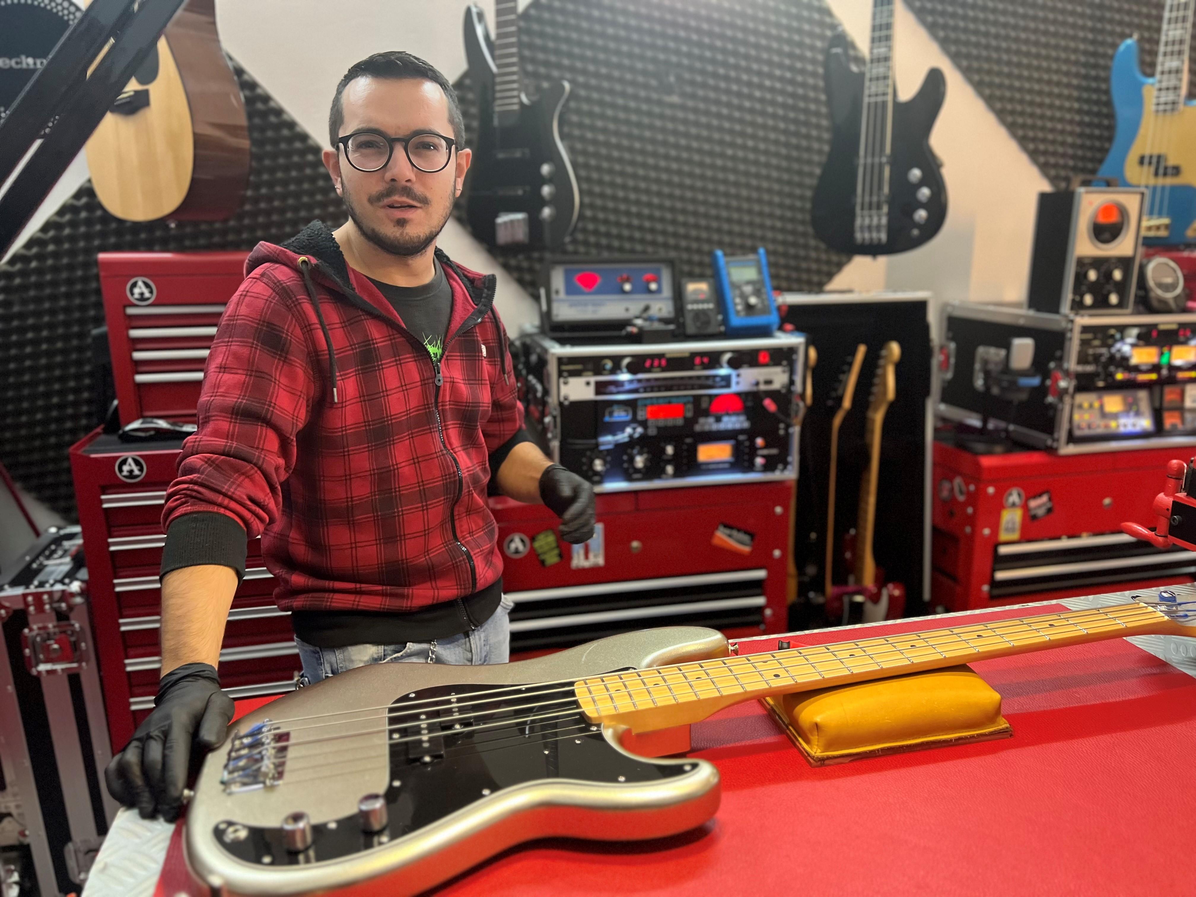 Stefano Mura nel suo laboratorio di Sassari, L'Alchimede