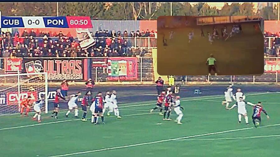 Il gol vittoria del Gubbio nello scontro al vertice di Serie C contro il Pontedera; Toscano calcia dal limite dell'area con un compagno in posizione irregolare che copre totalmente la visuale del portiere del Pontedera; nel riquadro il solito attimo visto dalla visuale della linea difensiva del Pontedera (Foto: LegaPro/SerieC)