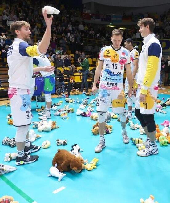 Festa al PalaPanini: Modena volley vince poi pioggia di peluche 