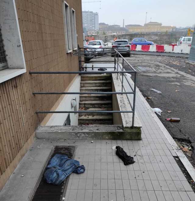 Modena Via Canaletto, degrado senza fine Bivacchi e giacigli tra i cantieri 