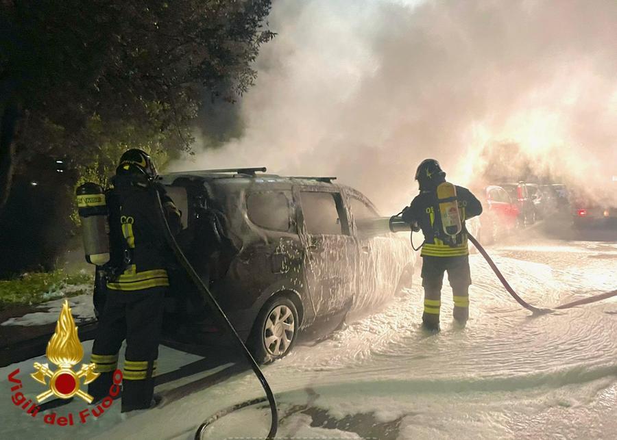 Olbia, incendio distrugge due auto