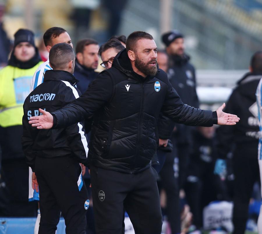 Spal, De Rossi plaude i suoi: «I ragazzi meritano questa gioia e i 3 punti»