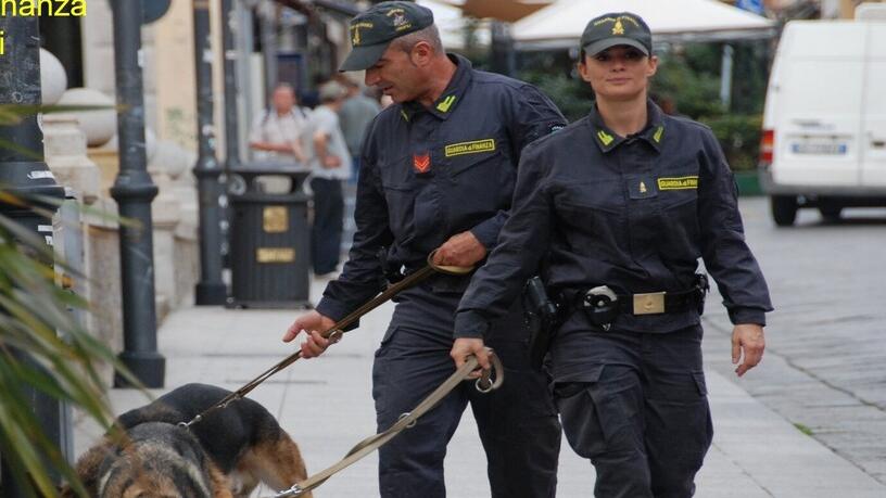 Vetrine senza prezzi esposti: in centro a Olbia fioccano le multe