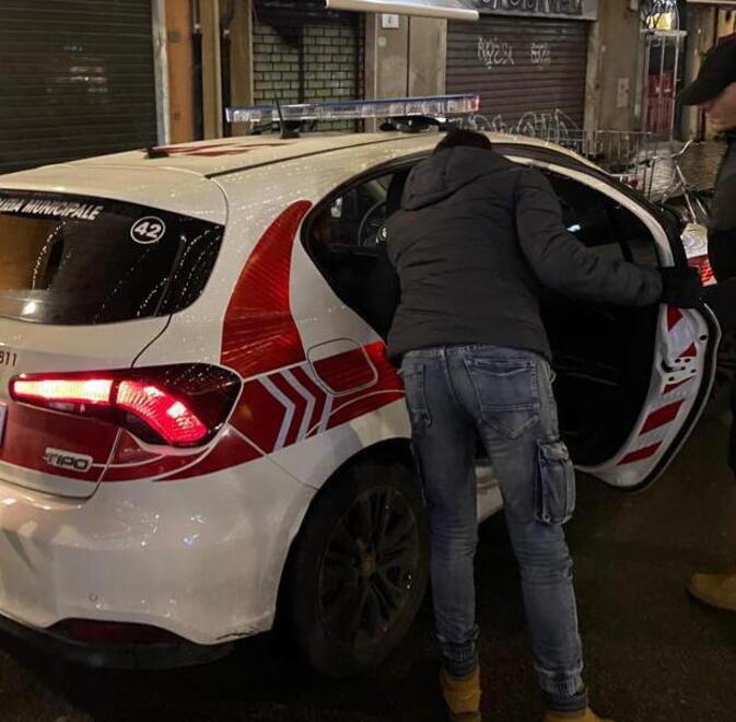 
	Gli agenti del Nucleo sicurezza urbana caricano in auto il 33enne dopo averlo arrestato in piazza delle Vettovaglie&nbsp;

