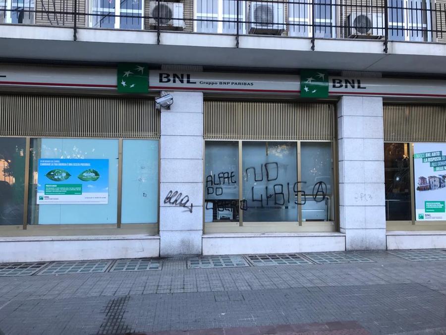 
	La scritta anarchica nella Bnl in piazza Giovanni angolo via Dante <em>(foto Mario Rosas)</em>

