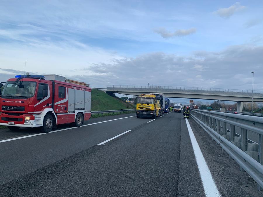 Scontro tra mezzi pesanti in autostrada A12, chiuso il casello Versilia