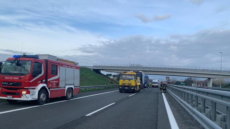 Scontro tra mezzi pesanti in autostrada A12, chiuso il casello Versilia
