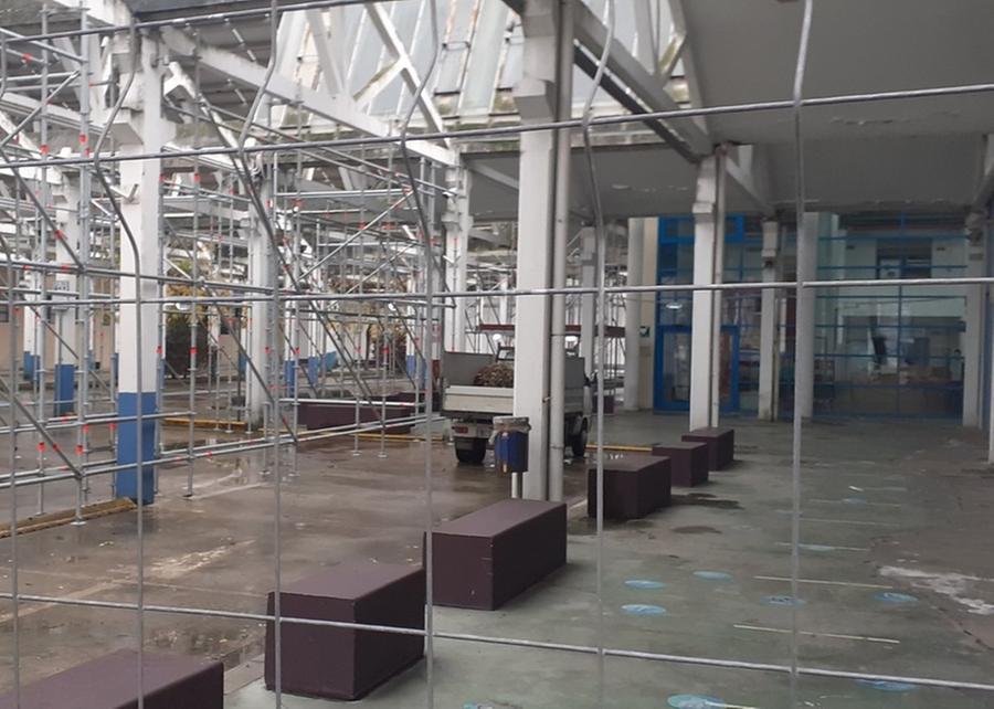 
	La biblioteca comunale di Pontedera durante i lavori per la realizzazione del "corridoio sicuro" provvisorio&nbsp;per gli utenti

