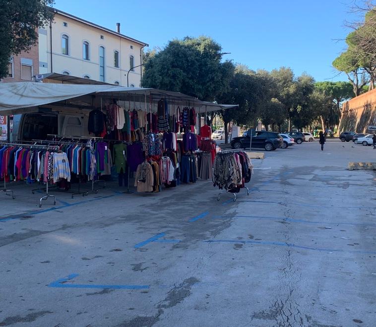 Anche il mercato di Natale è in crisi, nel parcheggio resta un banco solo