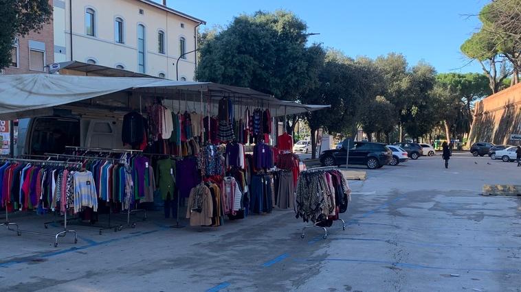 Anche il mercato di Natale è in crisi, nel parcheggio resta un banco solo