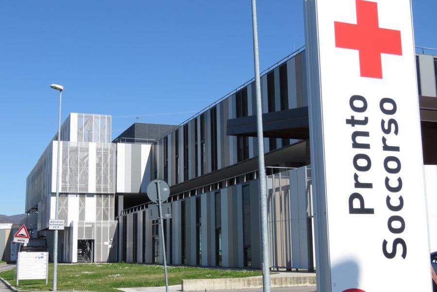 A sei anni scivola e si frattura la spalla: «In ospedale non avevano le fasce»