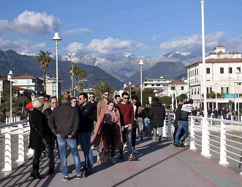 Gli hotel aperti fanno il pieno e c’è chi sceglie il campeggio