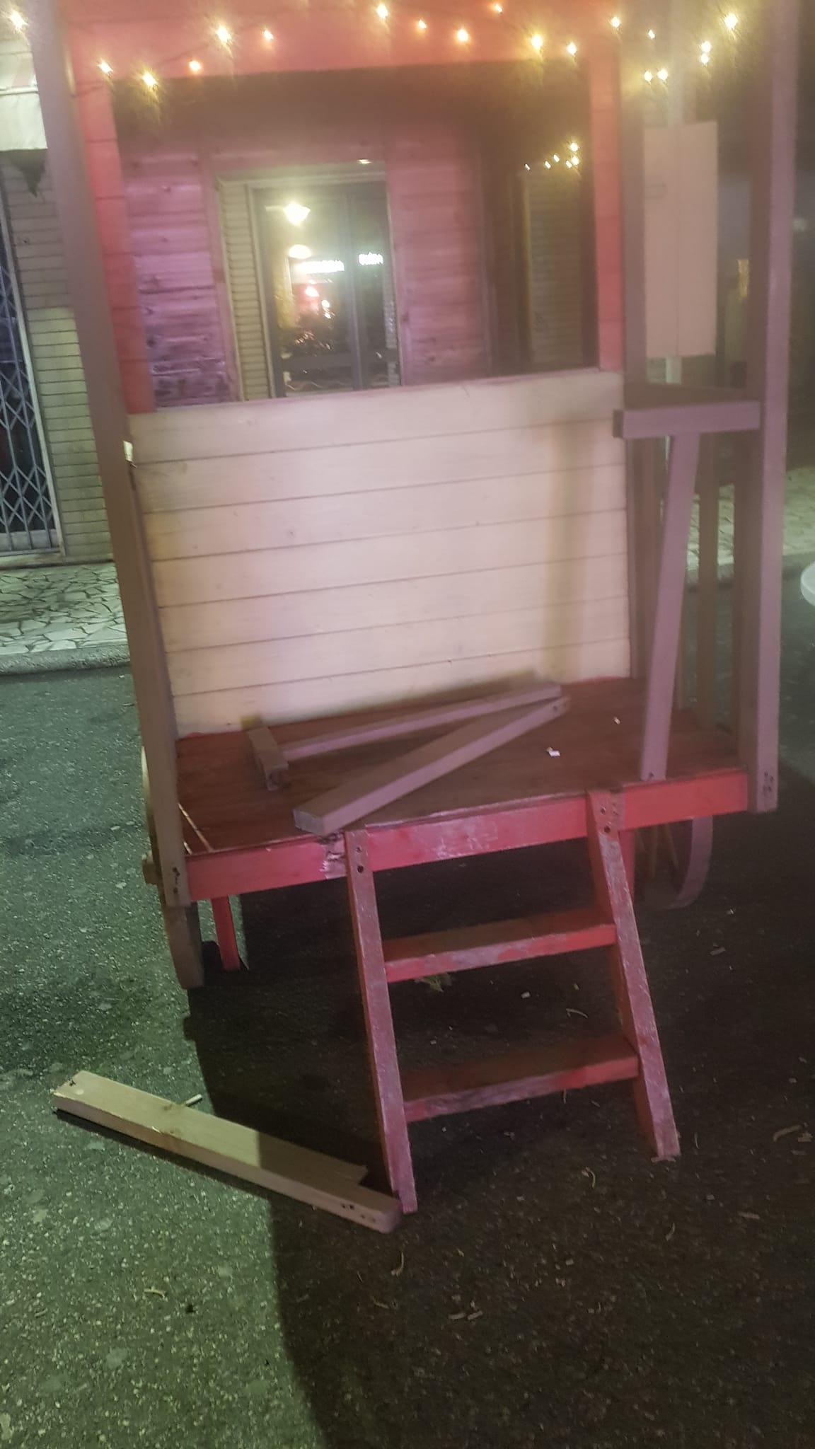I vandali danneggiano la casetta della solidarietà a Marina di Carrara