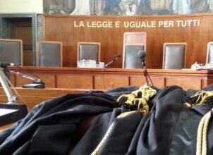 Si ferisce cadendo davanti allo stabilimento balneare, ma l’assicurazione non copre i danni e a pagare è il Comune