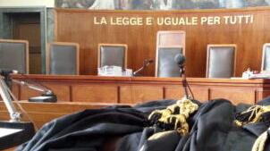 Si ferisce cadendo davanti allo stabilimento balneare, ma l’assicurazione non copre i danni e a pagare è il Comune