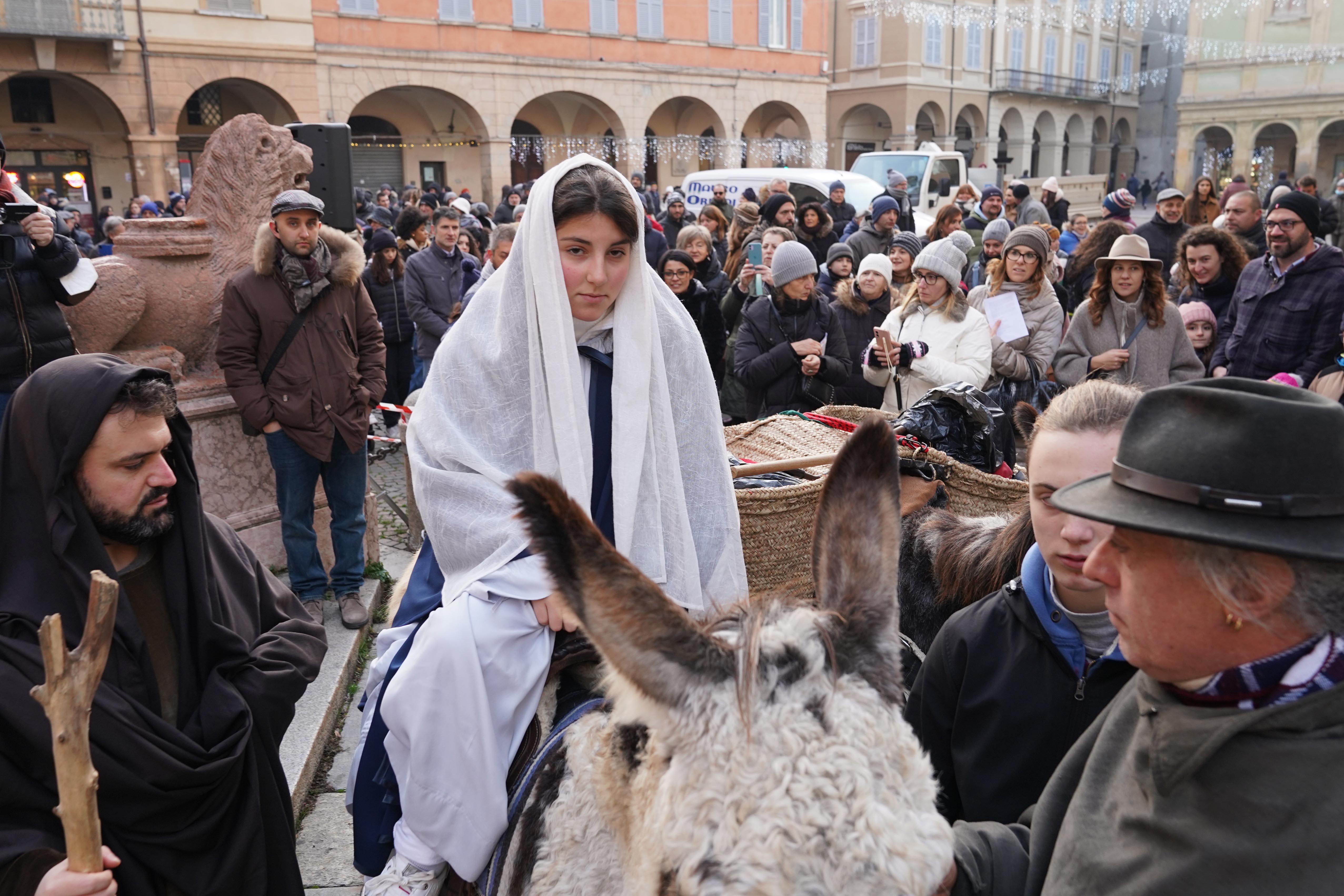 Il centro si prepara al Natale con il presepe vivente in corteo