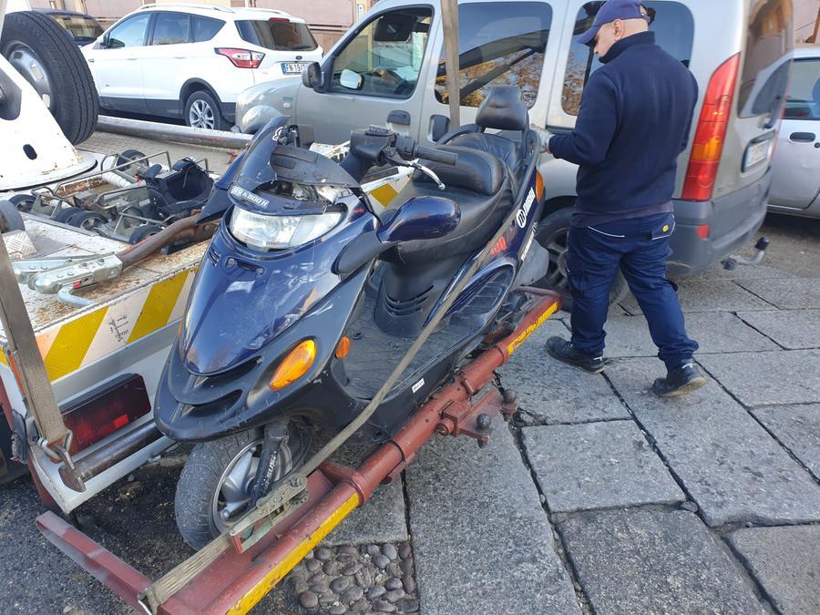 
	Lo scooter recuperato nei pressi del ponte di Rosello <em>(foto Ivan Nuvoli)</em>

