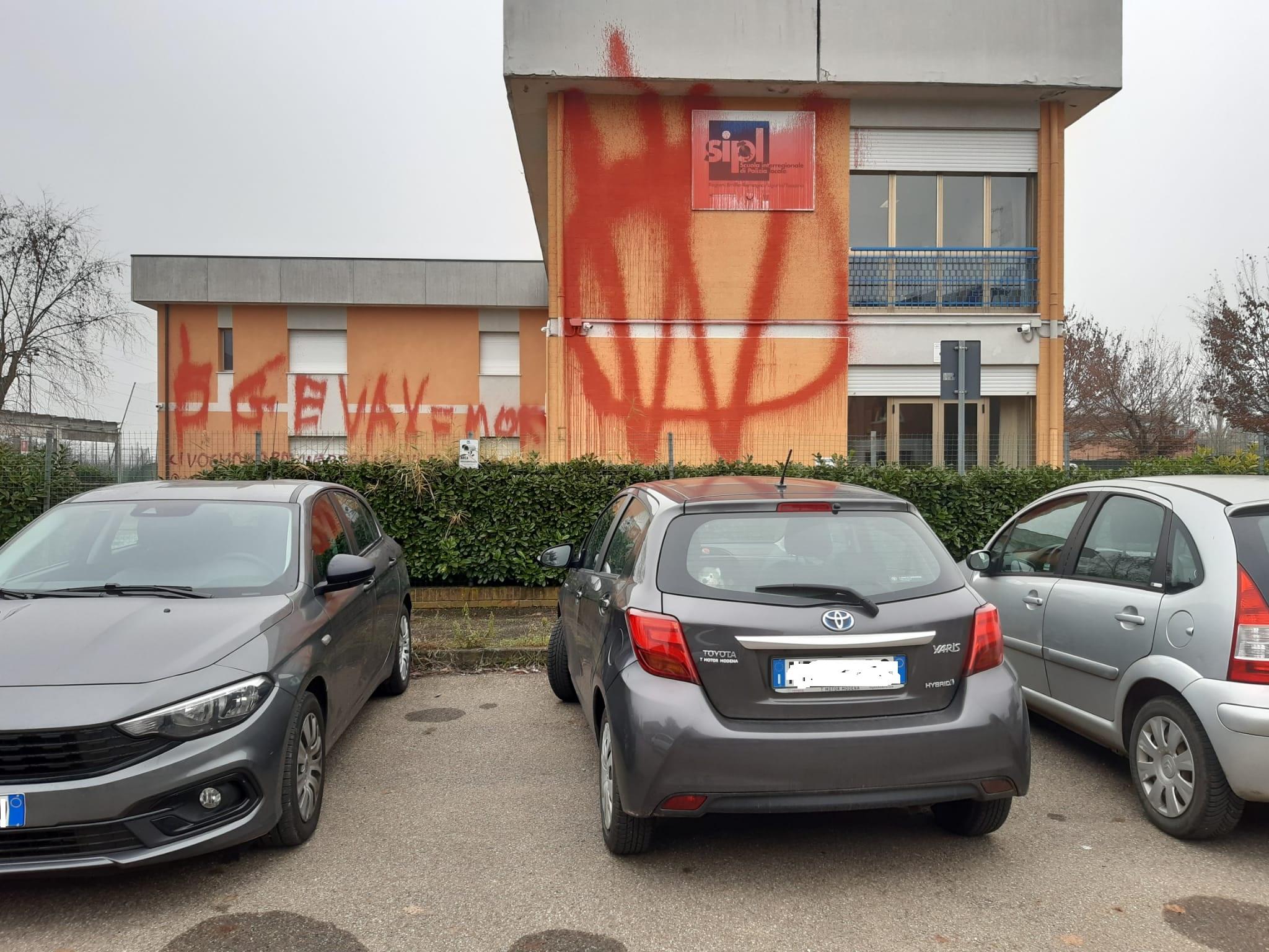 Modena, sono tornati gli imbrattatori No Vax. Vandalizzata la sede della scuola di polizia locale