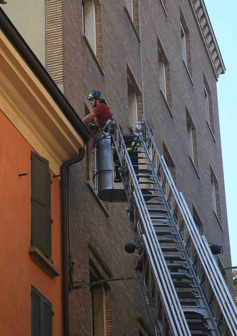 Crolla cornicione davanti alla scuola 