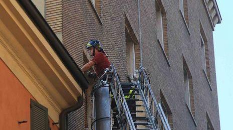 Crolla cornicione davanti alla scuola