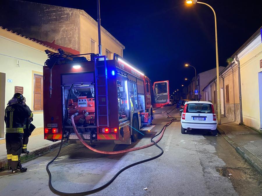Usini, l’auto urta una colonnina e provoca una fuga di gas