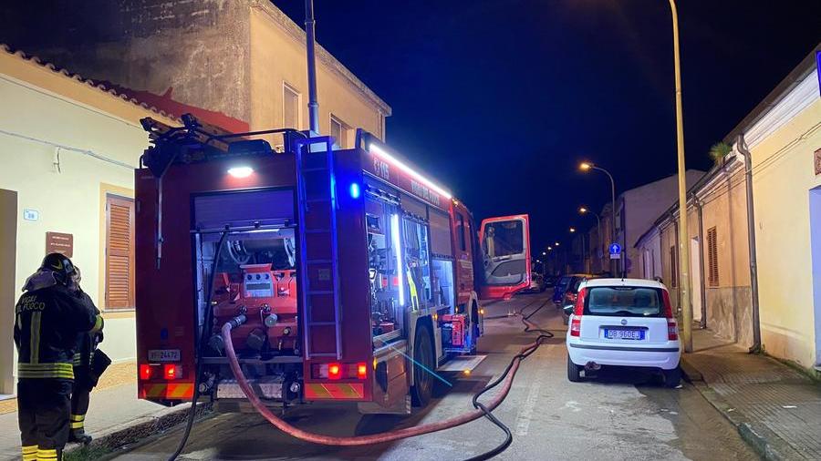 Usini, l’auto urta una colonnina e provoca una fuga di gas