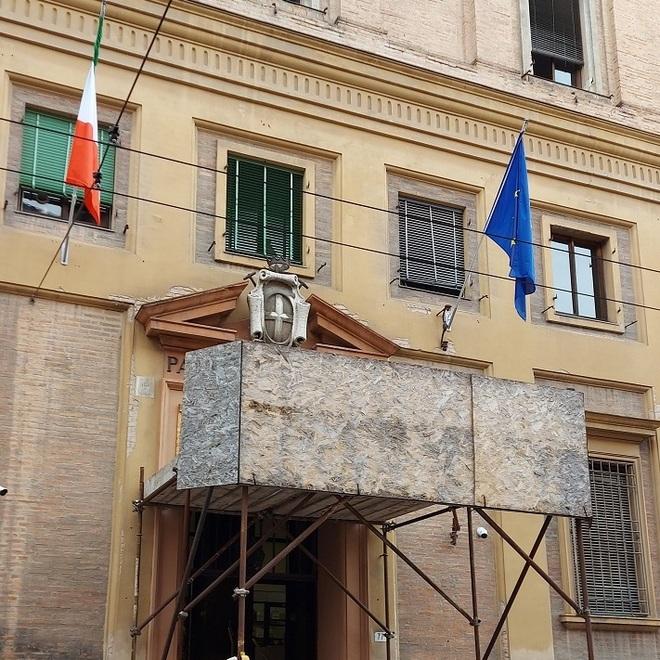Finale Emilia Palpeggia le ragazze però è innocente: «Colpa del Parkinson» 