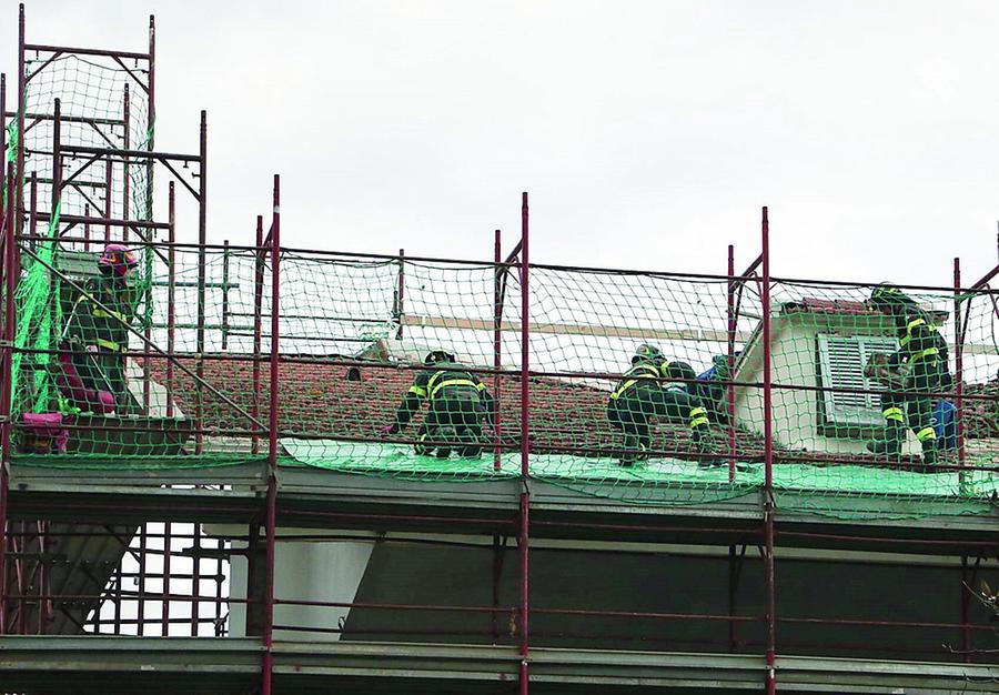 Scivola dal tetto e si schianta sul selciato: ecco come è morto Marian sul cantiere