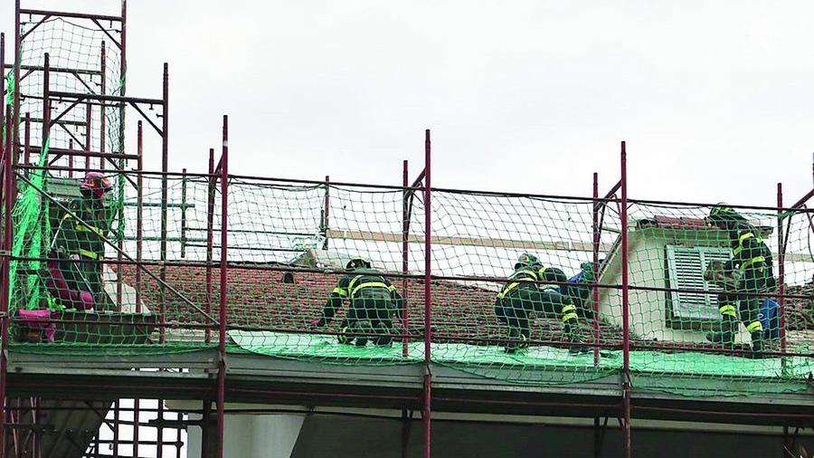 Scivola dal tetto e si schianta sul selciato: ecco come è morto Marian sul cantiere