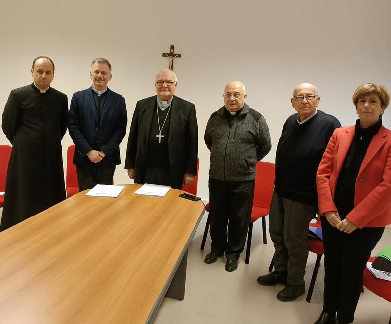 L'arcivescovo di Ferrara-Comacchio: «Più poveri alla Caritas» 