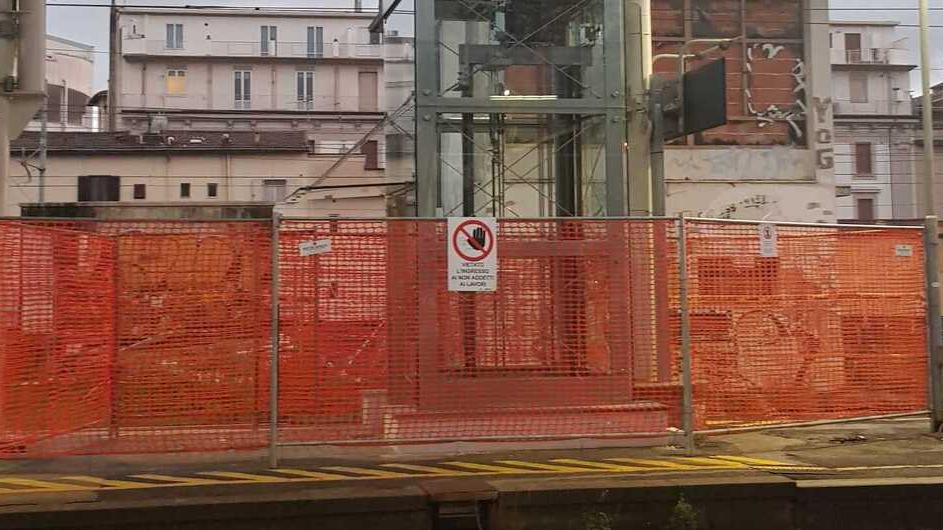 Immagine del cantiere alla stazione dello Statuto che blocca l’accesso all’ascensore
