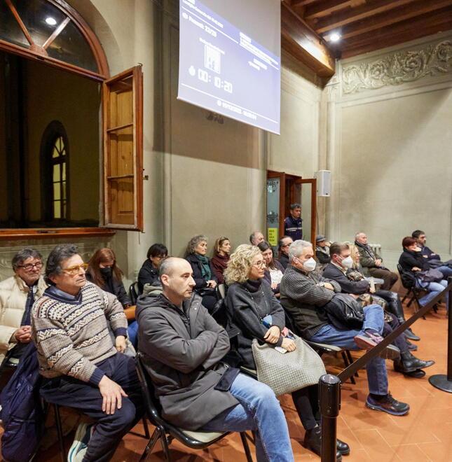 Nella foto di Autovino il pubblico nella sala del consiglio comunale