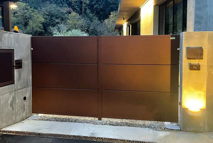 Rapina a mano armata nella villa: la reazione del padrone di casa, il colpo di pistola e i banditi in fuga