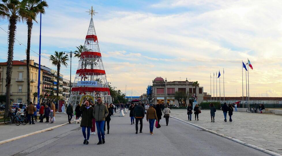 Shopping di Natale, la città sorride. E in Passeggiata doni ai bisognosi