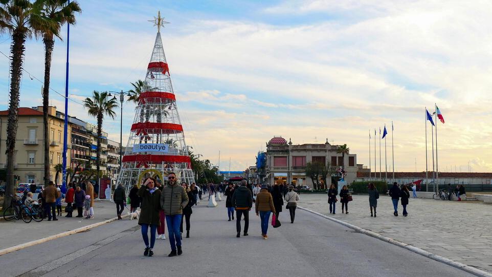 Shopping di Natale, la città sorride. E in Passeggiata doni ai bisognosi