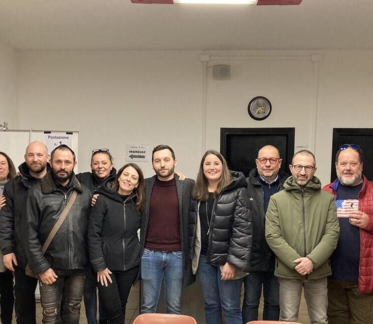 Domenico Giampà al centro (maglia amarantro) con alcuni rionali