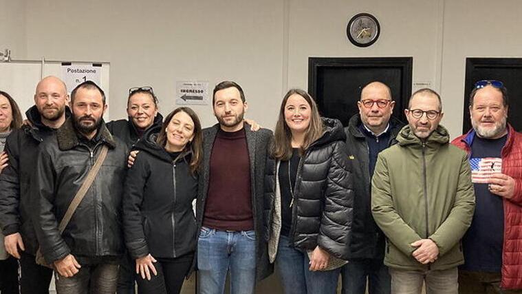 Domenico Giampà al centro (maglia amarantro) con alcuni rionali