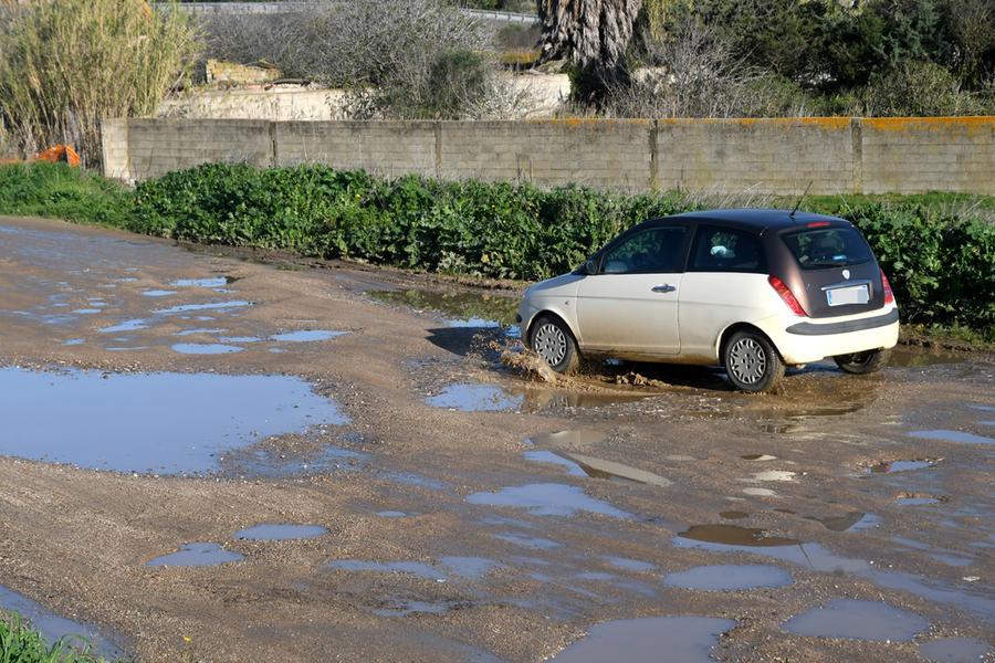 
	Le pessime condizioni della strada di Pesaria

