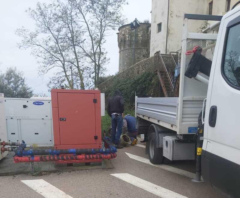 Nella foto l’arrivo della caldaia, otto giorni fa, che ancora non è stata messa in funzione