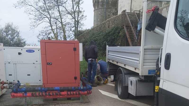 Nella foto l’arrivo della caldaia, otto giorni fa, che ancora non è stata messa in funzione