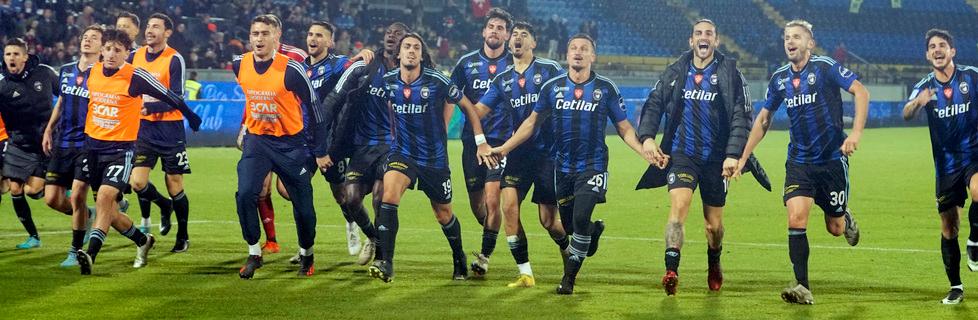 La corsa dei giocatori nerazzurri sotto la Curva nord