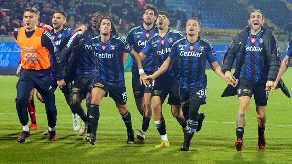 La corsa dei giocatori nerazzurri sotto la Curva nord