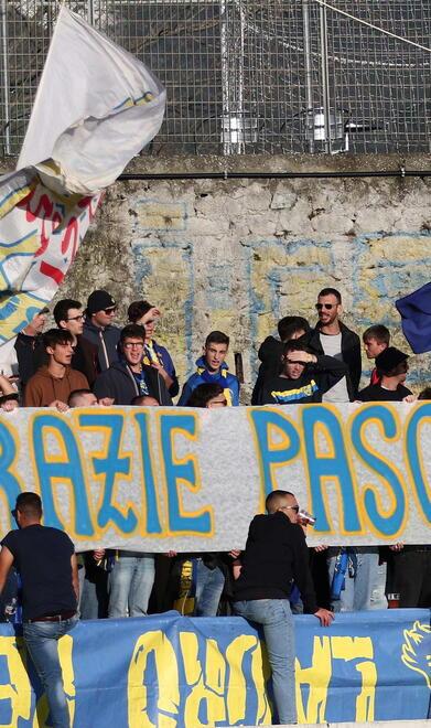 Sugli spalti i tifosi della Carrarese